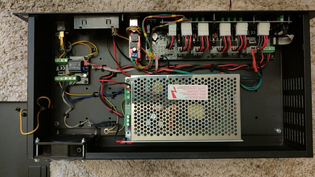 Zasilacz buforowy - awaryjny  8 x 12V + 4 x 5V.