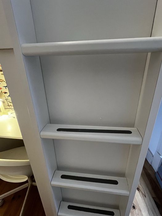 Beliche com secretaria e closet.