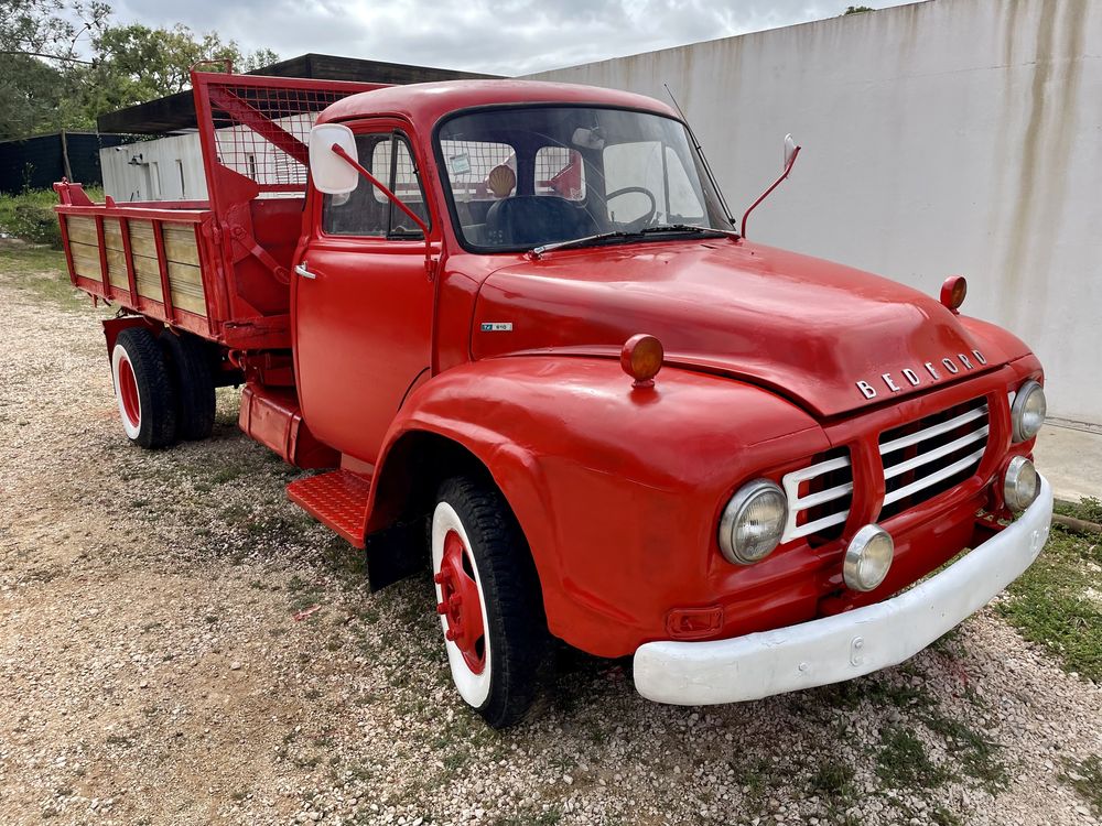 Carrinha Bedford TJ610 com báscula