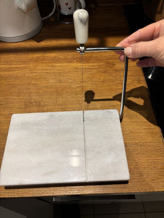 Krajalnica do sera marmurowa z cienką struną