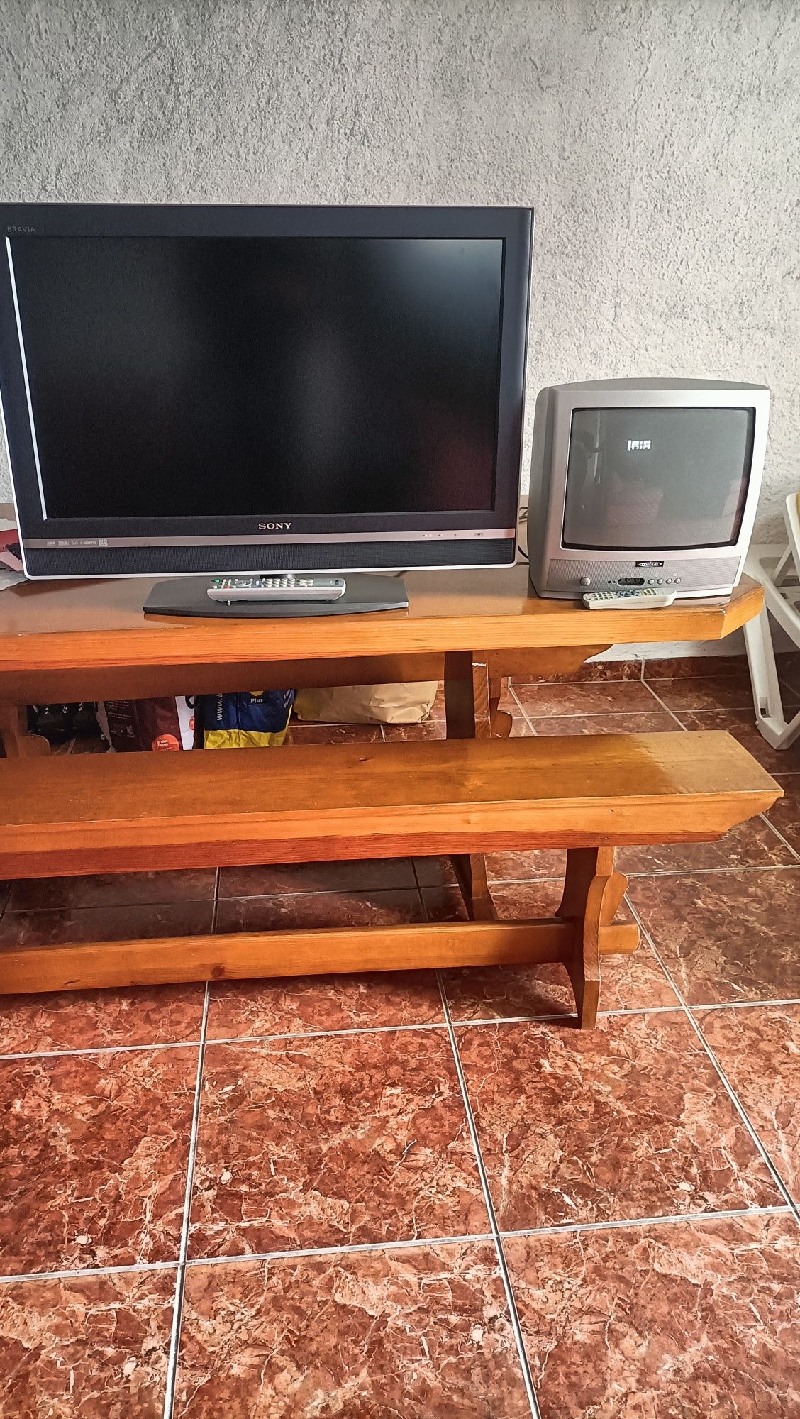 Dois televisores a funcionar perfeitamente.