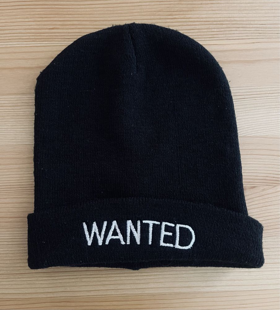 Czarna czapka "Wanted"