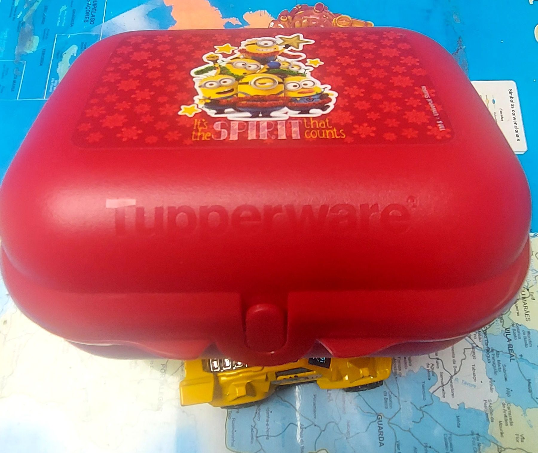 Lancheira Minions by Tupperware. 
Em vermelho com imagem Minions.
Dime