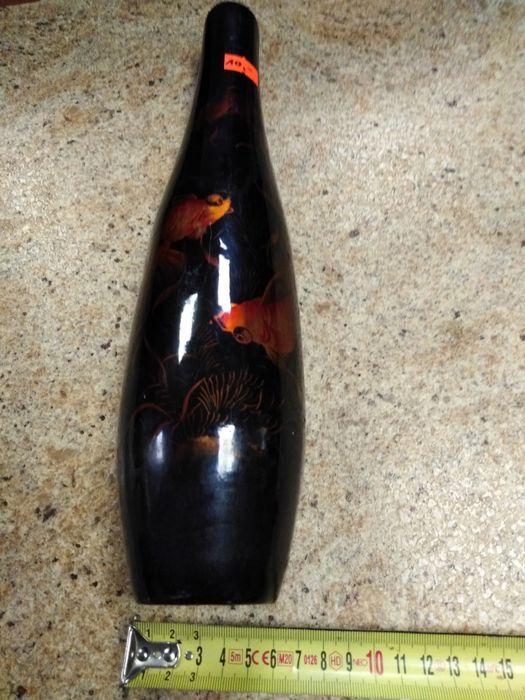 Drewniany wazon z motywem rybki.