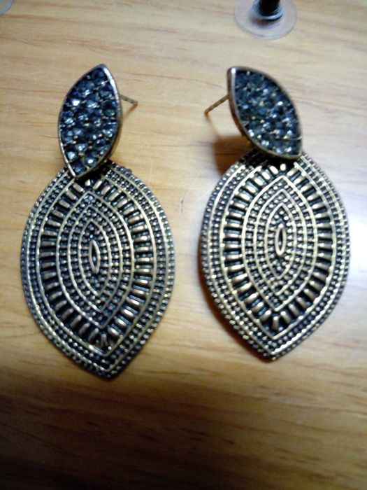 Conjunto de 4 brincos de aço e dourados, coloridos