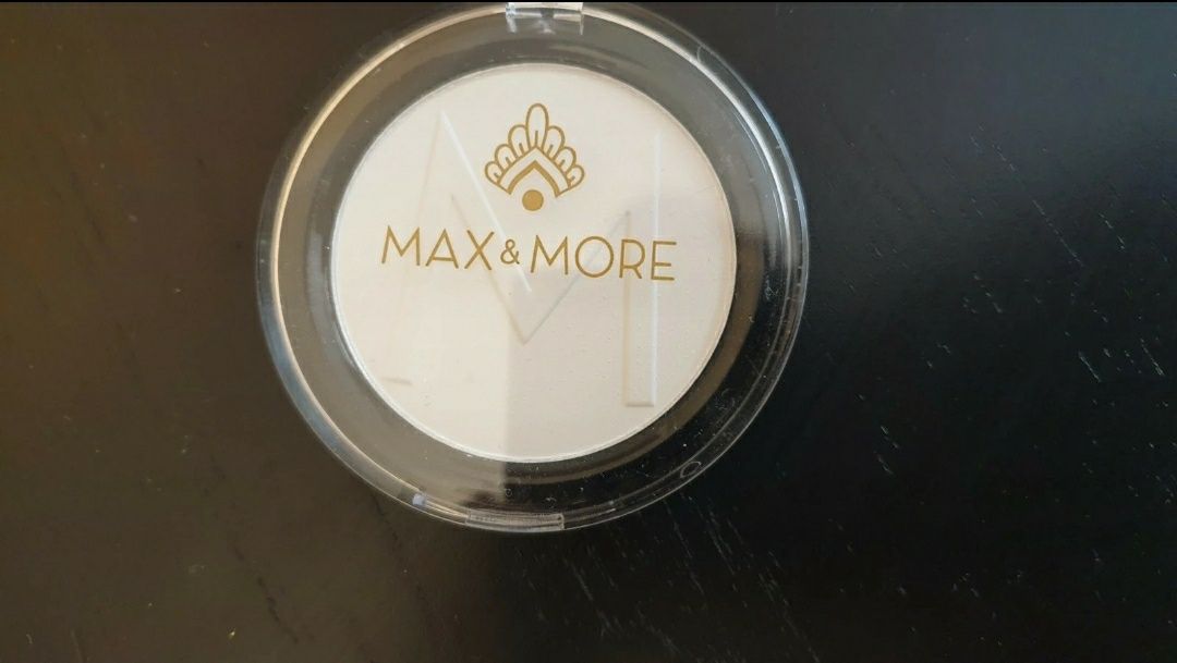 Nowy puder max and more z action