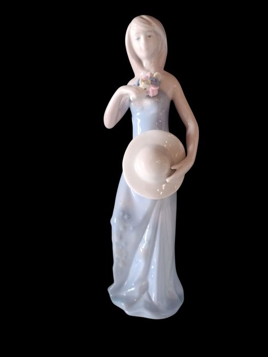 Estatuetas de mulher em porcelana fina de José Maria Alvarez anos 50