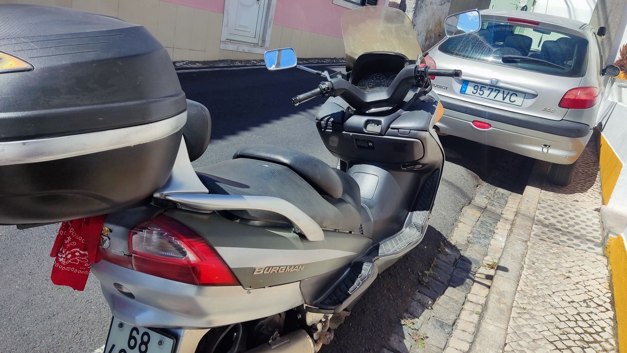 Burgman 400cc 
Mota bem estimada guardada sempre na garagem.
Só pega