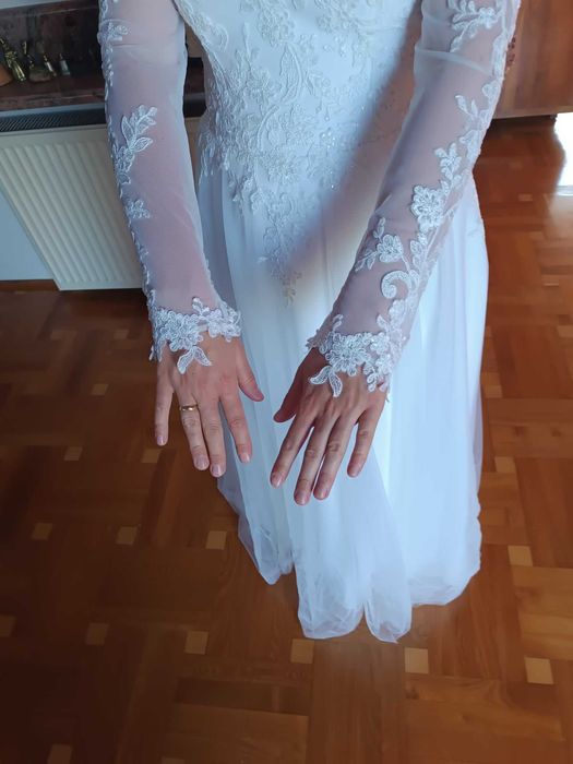 delikatna, biała suknia ślubna