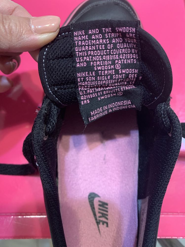 Ténis Nike T36,5 preto e rosa