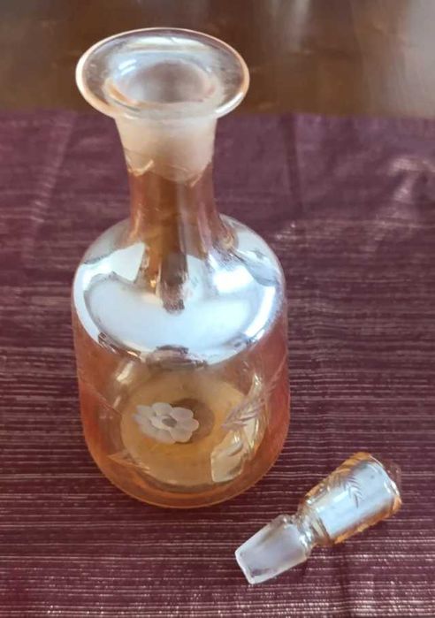 Garrafa antiga em vidro