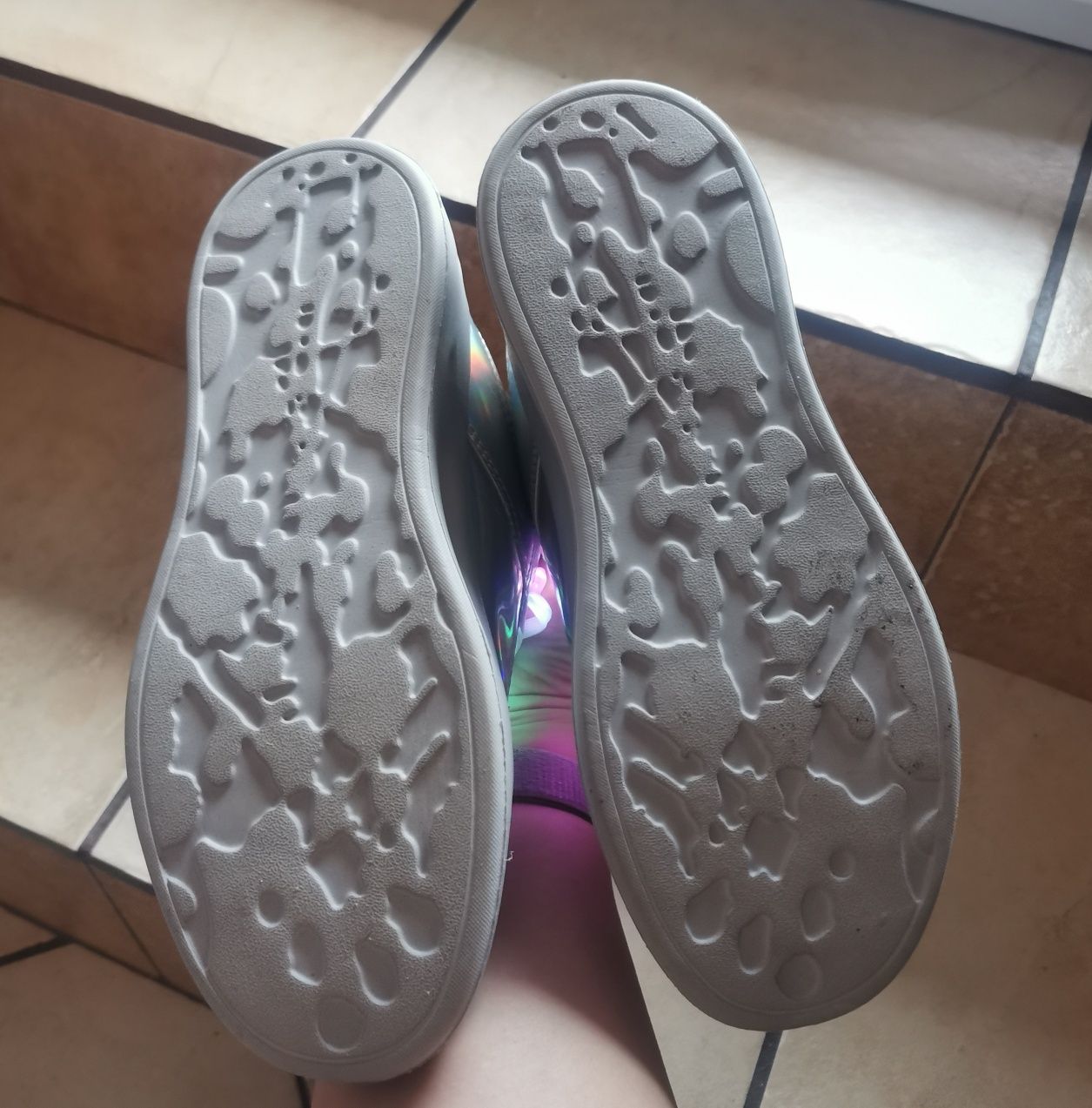 Sneakersy holograficzne z sznurowkami LED