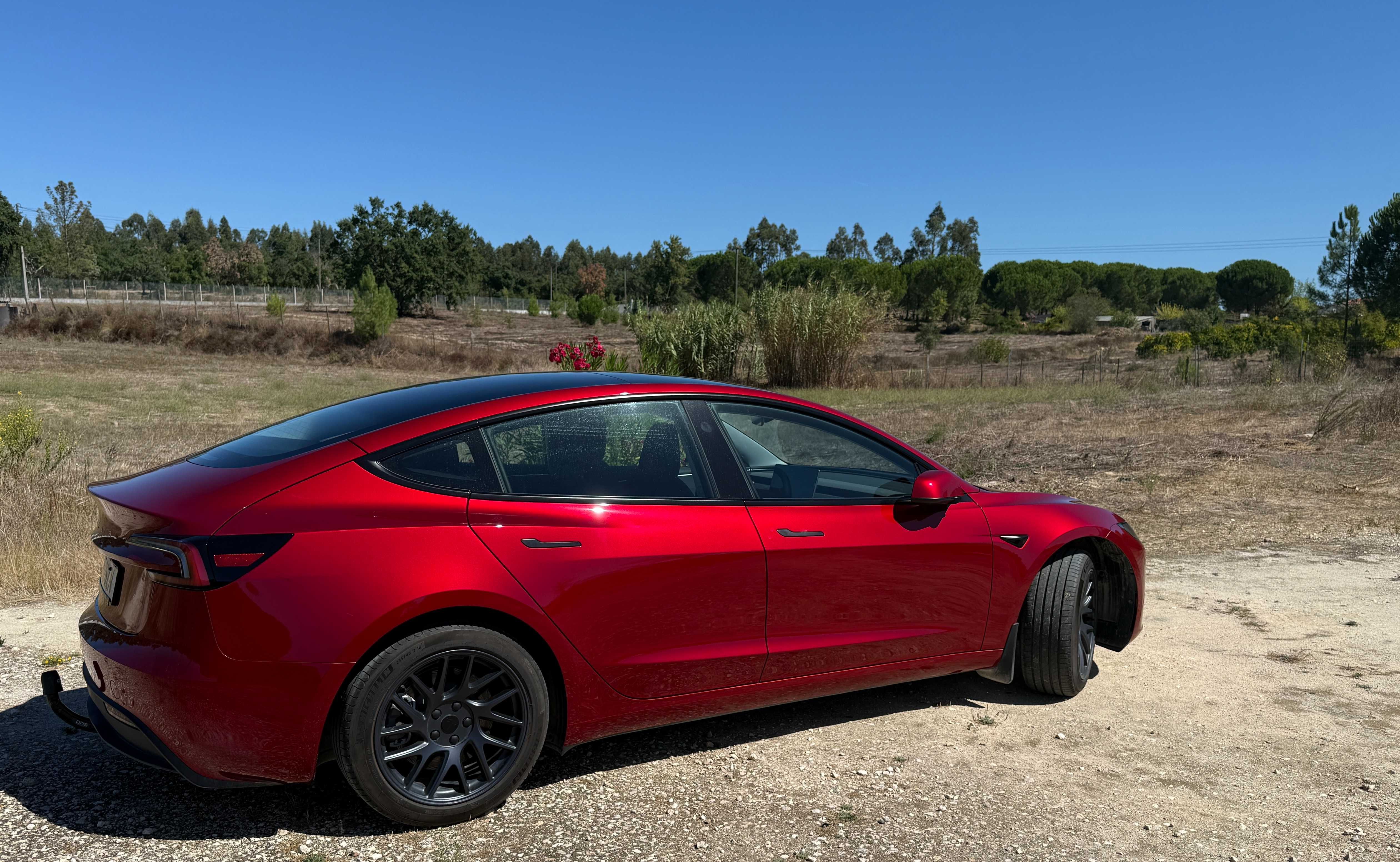 Tesla Model 3 vermelho com engate de reboque e 7.050 km