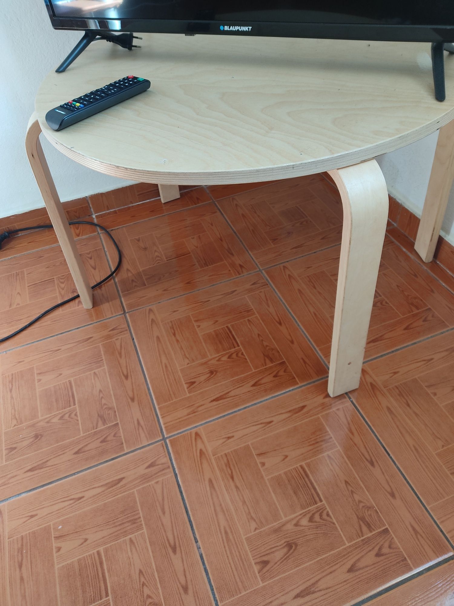 Vendo uma mesa de centro.  pode ser usado para TV.