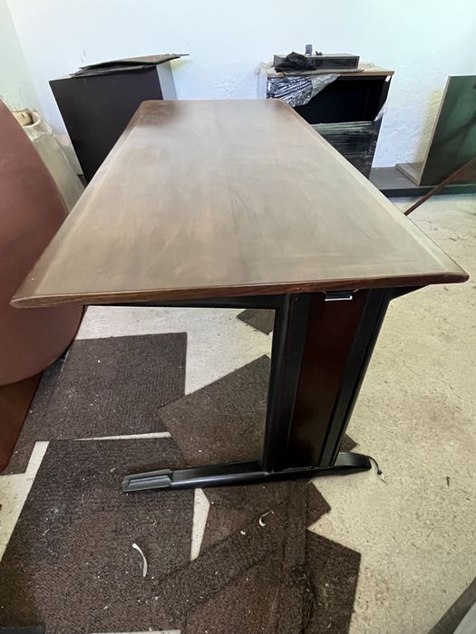 Secretaria com pés em metal