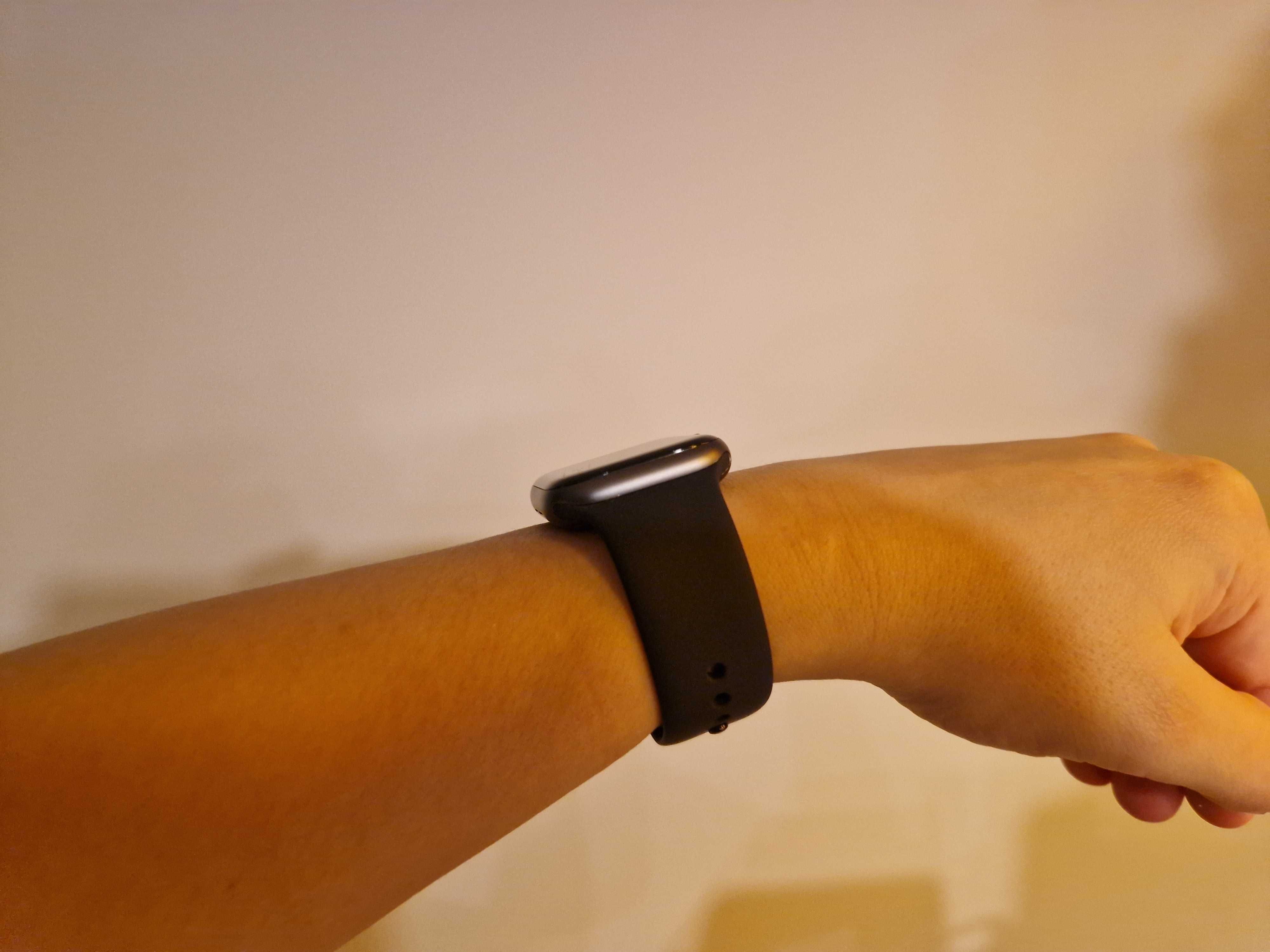 Apple Watch Series 4 kolor srebrny 44 mm