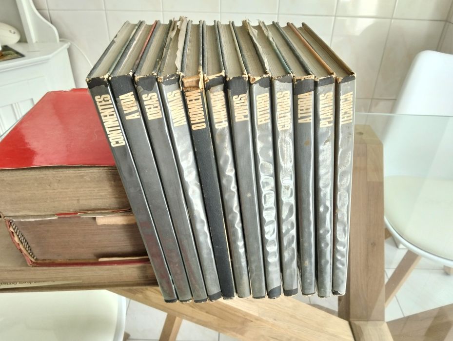 Enciclopédia de 12 volumes