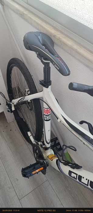 Bicicleta BTT em alumínio com suspenção rock shock