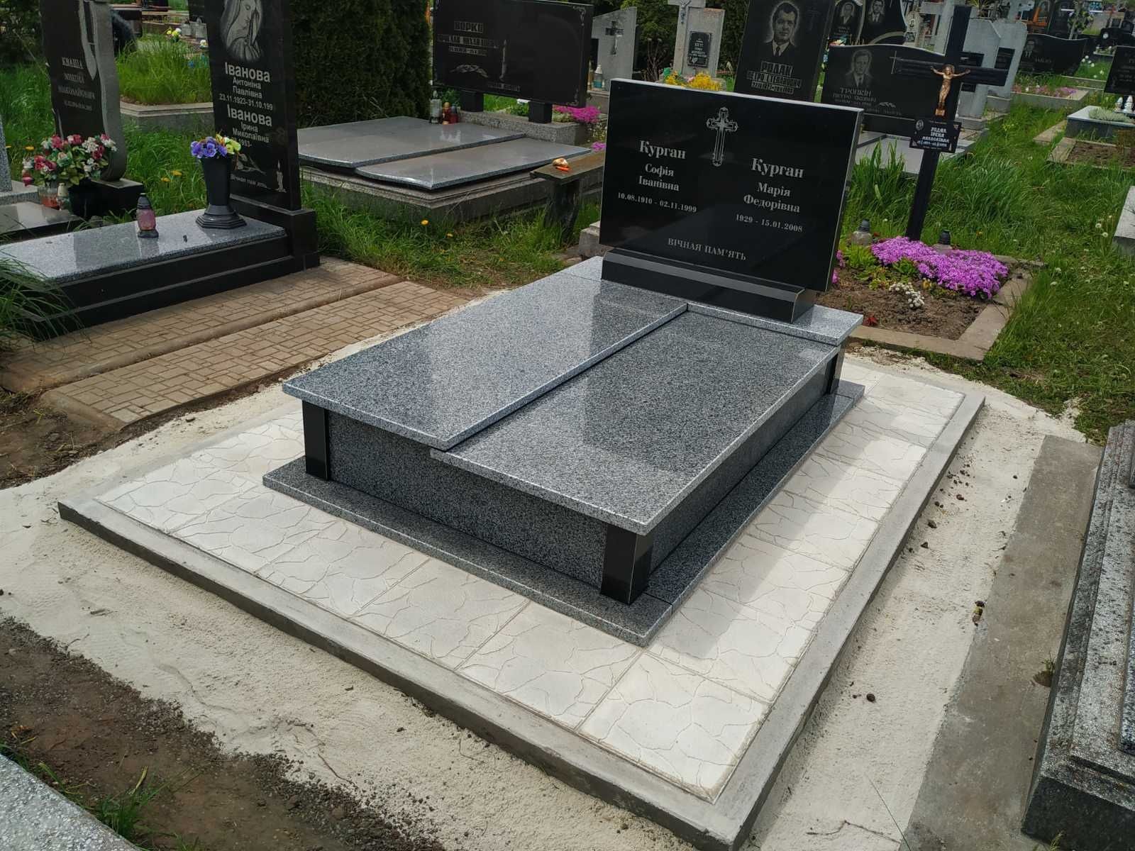 Бруківка довкола пам'ятника , гранітна бруківка , тротуарна плитка.