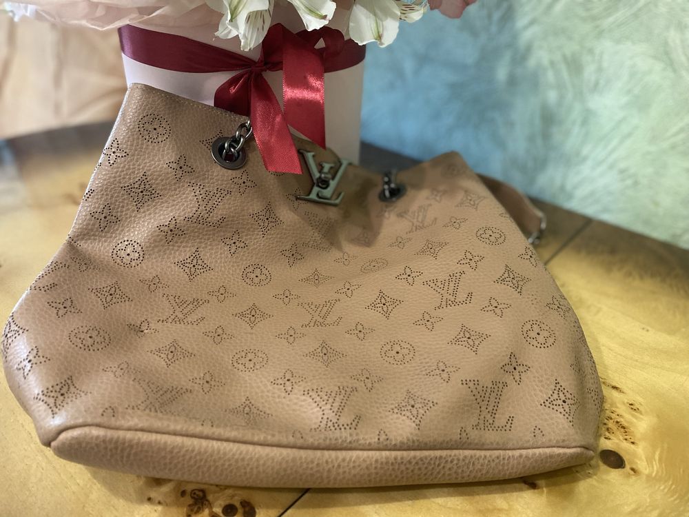 Вместительная сумочка Louis Vuitton