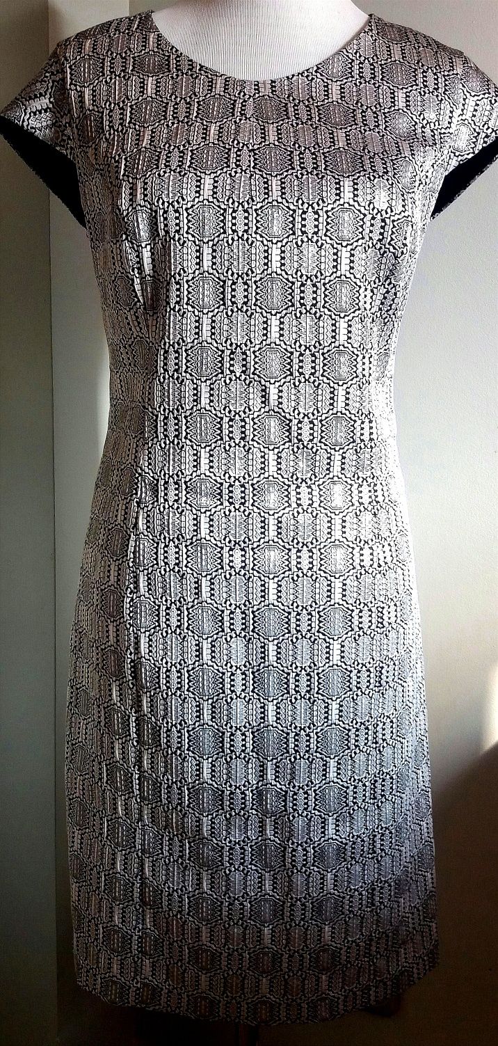 Srebrna żakardowa sukienka r. 44