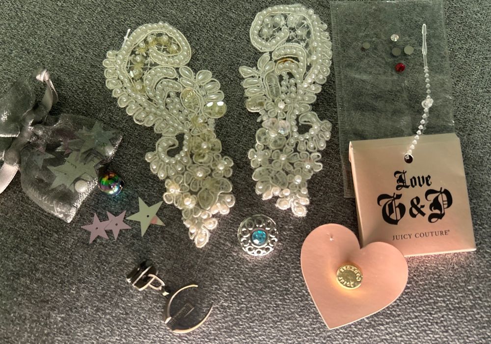 Juicy Couture guziczek koloru zlotego Just Cavalli zameczek plus inne