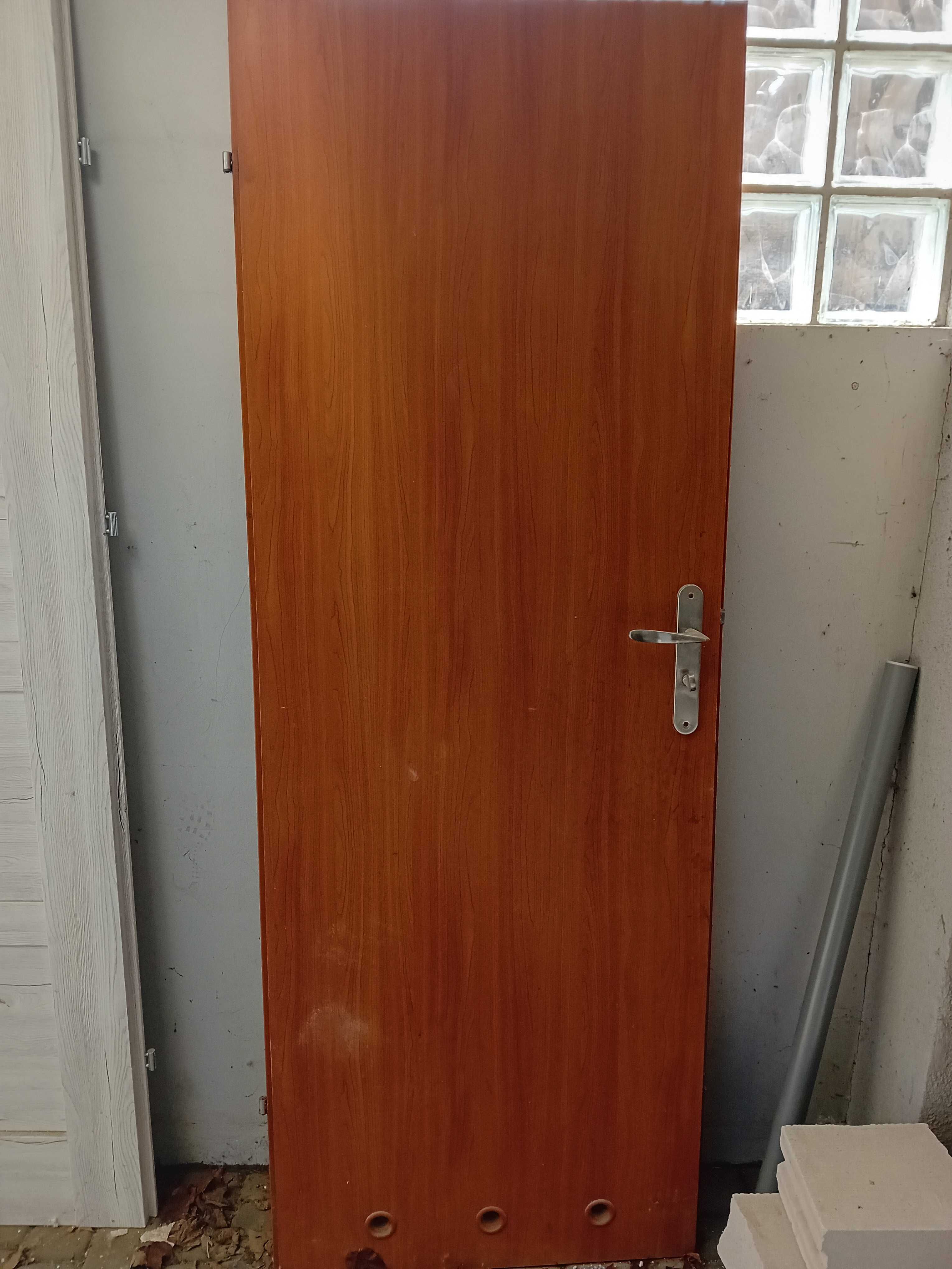 Drzwi łazienkowe z klamkami 75cm