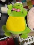 Diversos peluches e almofadas infantis