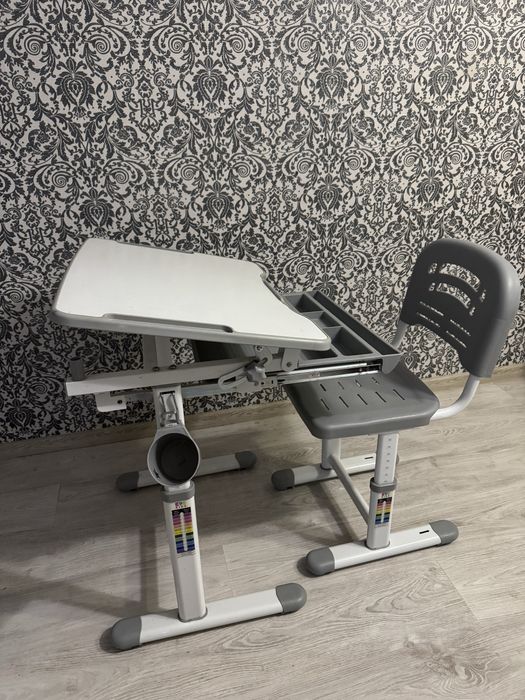 Парта  і стільчик для школярика