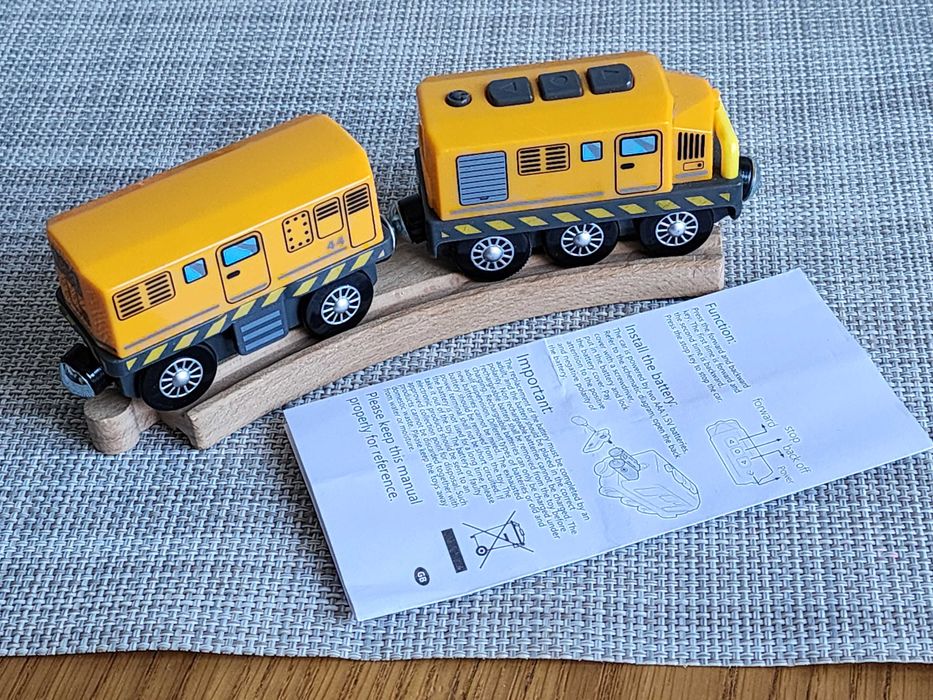 Жовтий Поїзд на батарейках з вагонм Новий BRIO LILLABO Новий