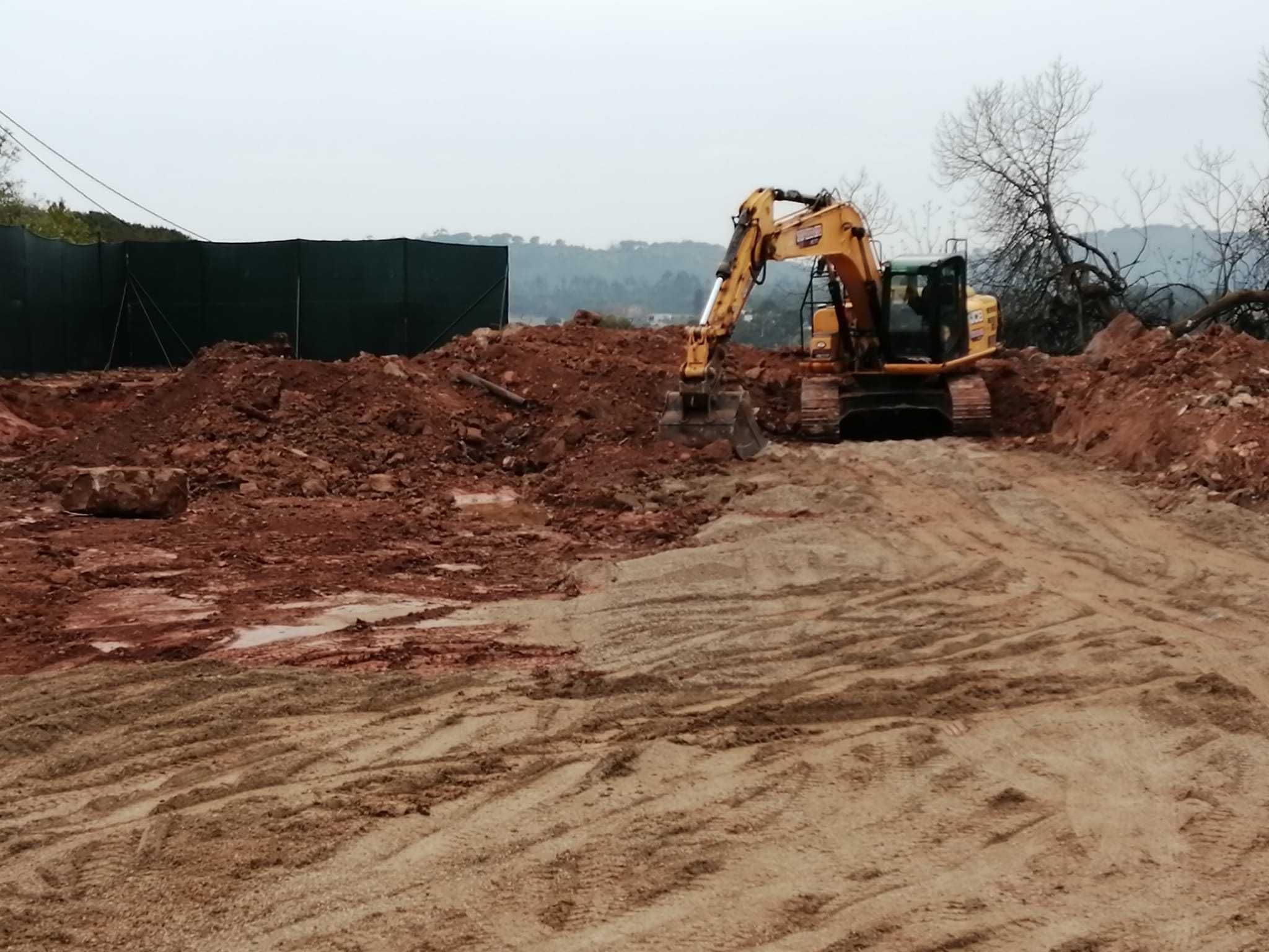 Demolições e escavação , terraplanagem  limpeza de terreno