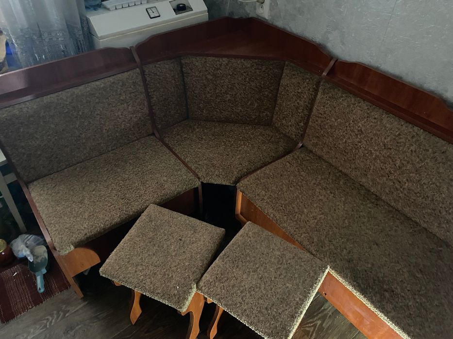 Кухонний уголок та дві табуретки