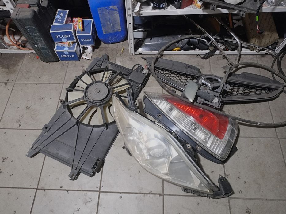 Mazda 5  фара фонарь права