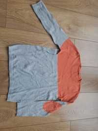 Szaro pomarańczowy sweter z latkami na rękawach rozm. 122