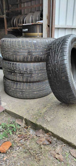 Продам шини NOKIAN 235 65 r18, в доброму стані.