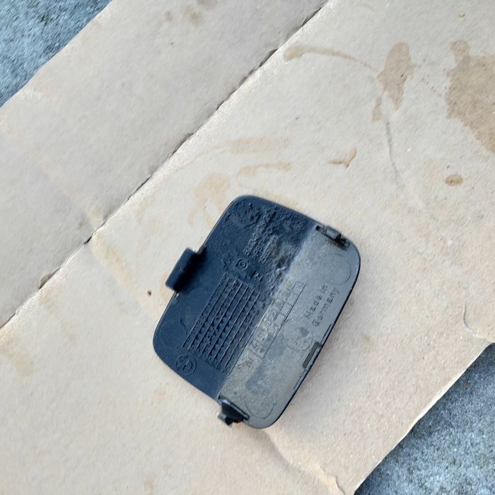 Zaślepka zatyczka haka ucha Holowniczego zderzak przód BMW seria 3 E90