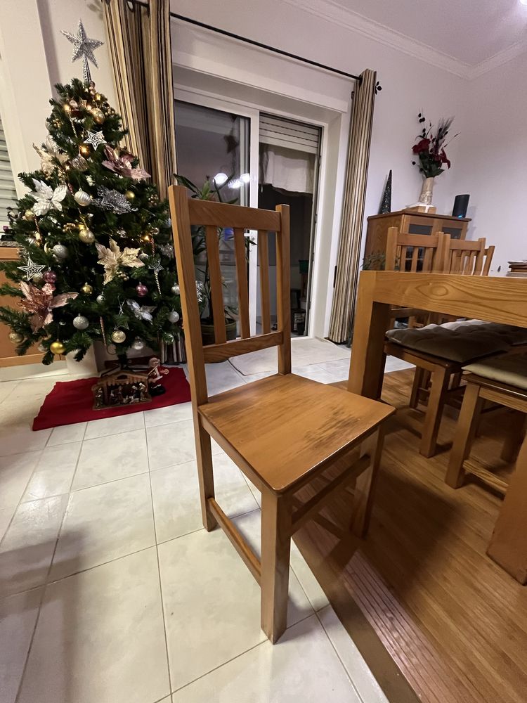 Mesa de Madeira com cadeiras