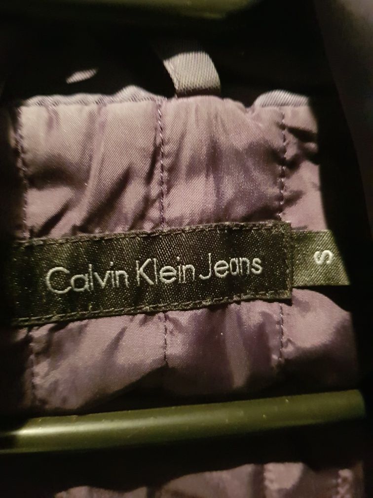 Kurtka Calvin Klein Jeans rozmiar S. Fiolet, śliwkowa.