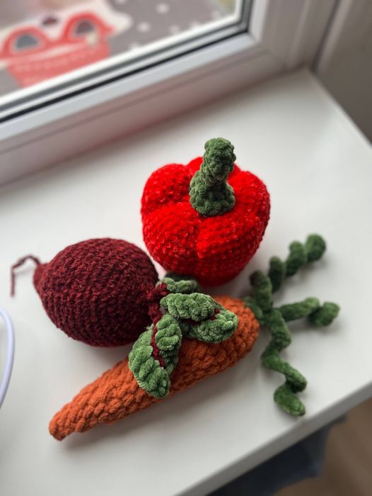 Овочі в'язані: морква, буряк, перець, можливо інші на ваш вибір.