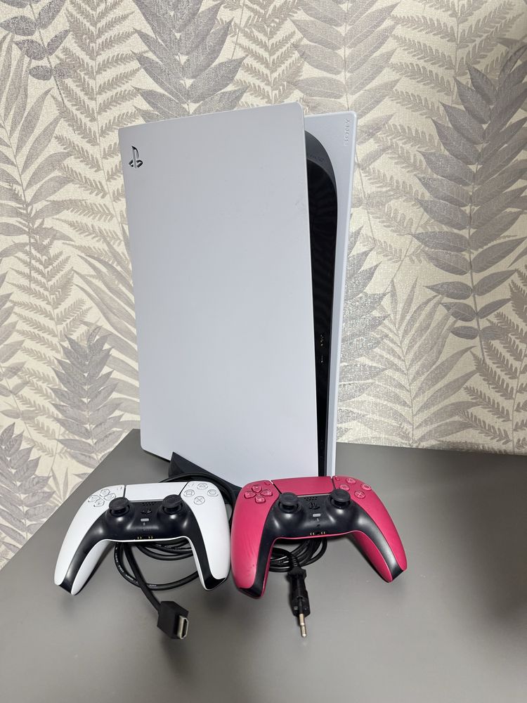 PlayStation 5 + 2 геймпади (стан нового)