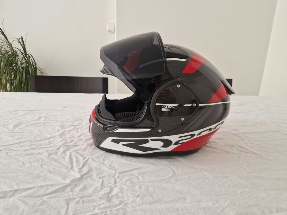 Capacete ROOF RO200 em carbono, tamanho M, pesa apenas 1090g