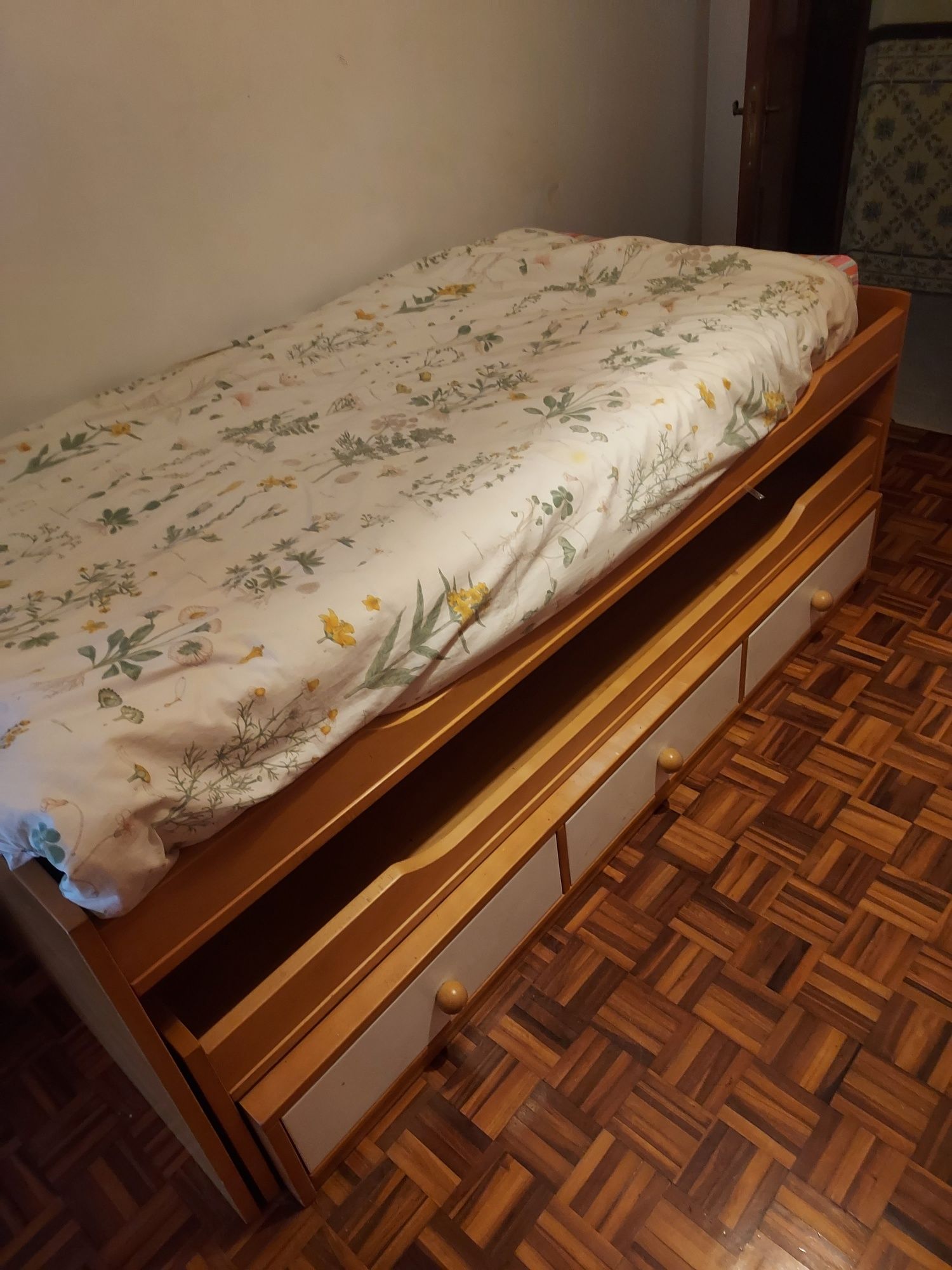 Cama dupla, escrivaninha e móvel em madeira e muito bom estado.
