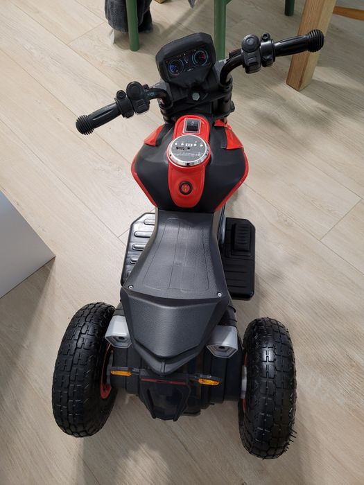 Motor Ścigacz na pompowanych kołach