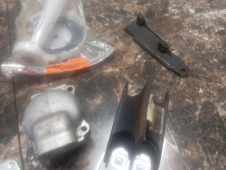 Замок двері 2101  03 02 06 подушка КПП направляючі клапанів табличка