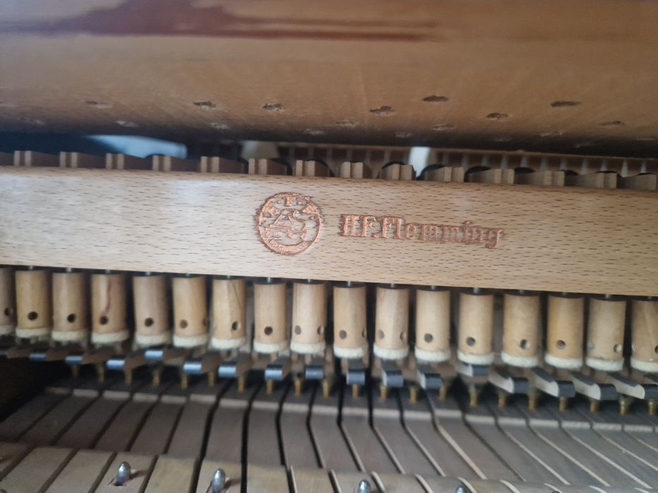 Fortepian gabinetowy V.A.Holmberg plus ława.