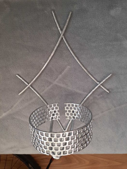 Kwietnik na ścianę