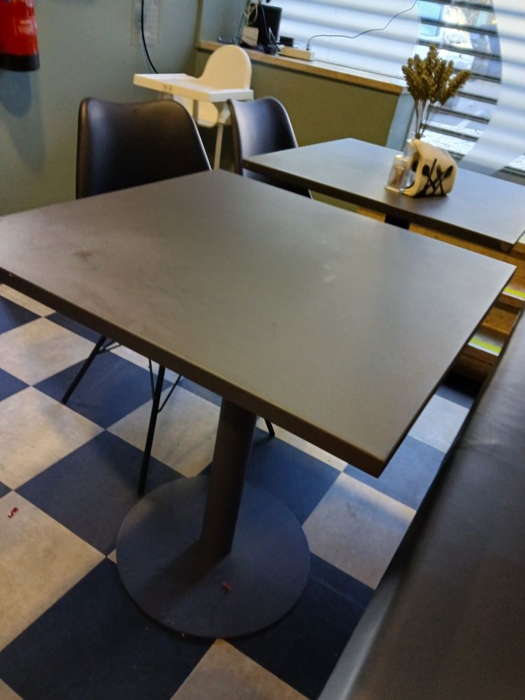 Mesa preta quadrada