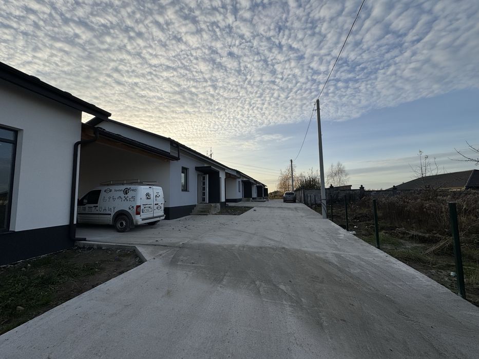 Продам будинок з паркомісцем та внутрішніми роботами+ділянка 3 сот