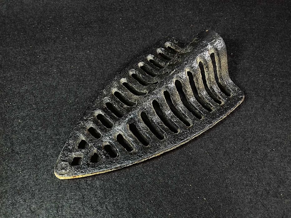 Modelo de Ferro de Engomar antigo, a carvão vegetal!