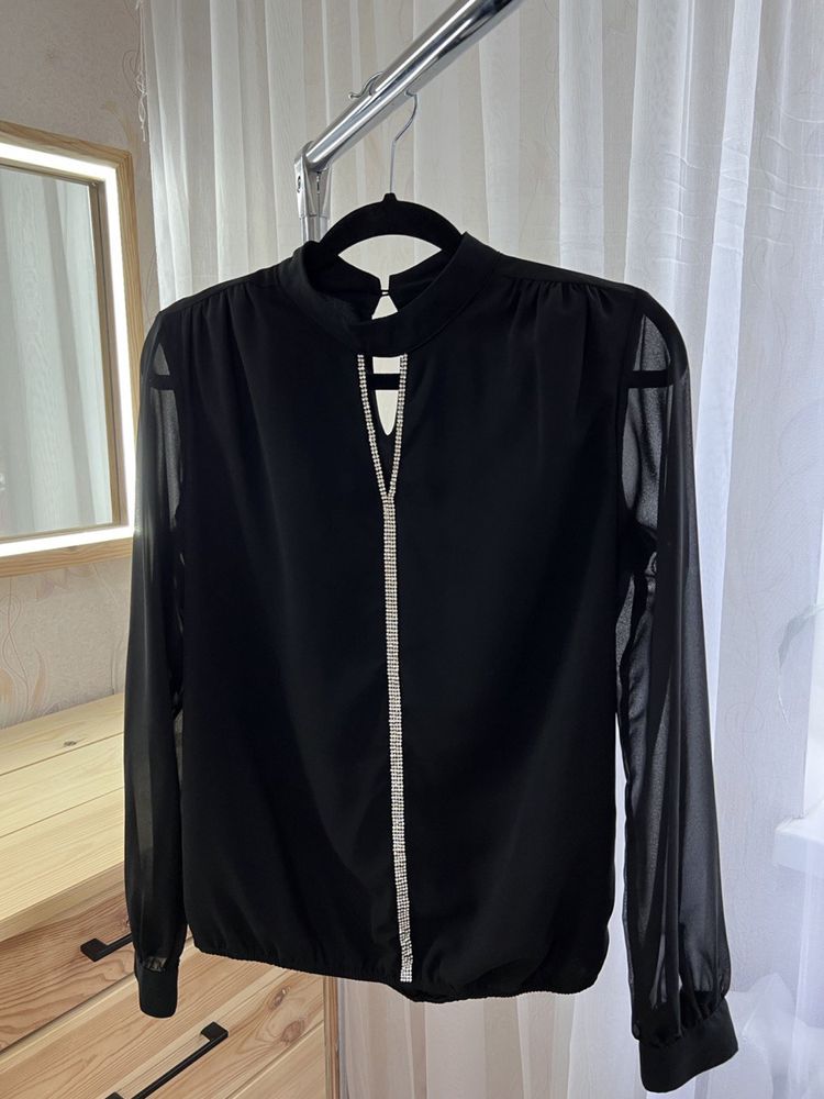 Блуза чорного кольору з камінчиками від Mohito